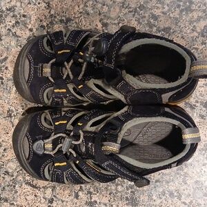 Kids Keen Newport H2 sandal/water shoes Size 11